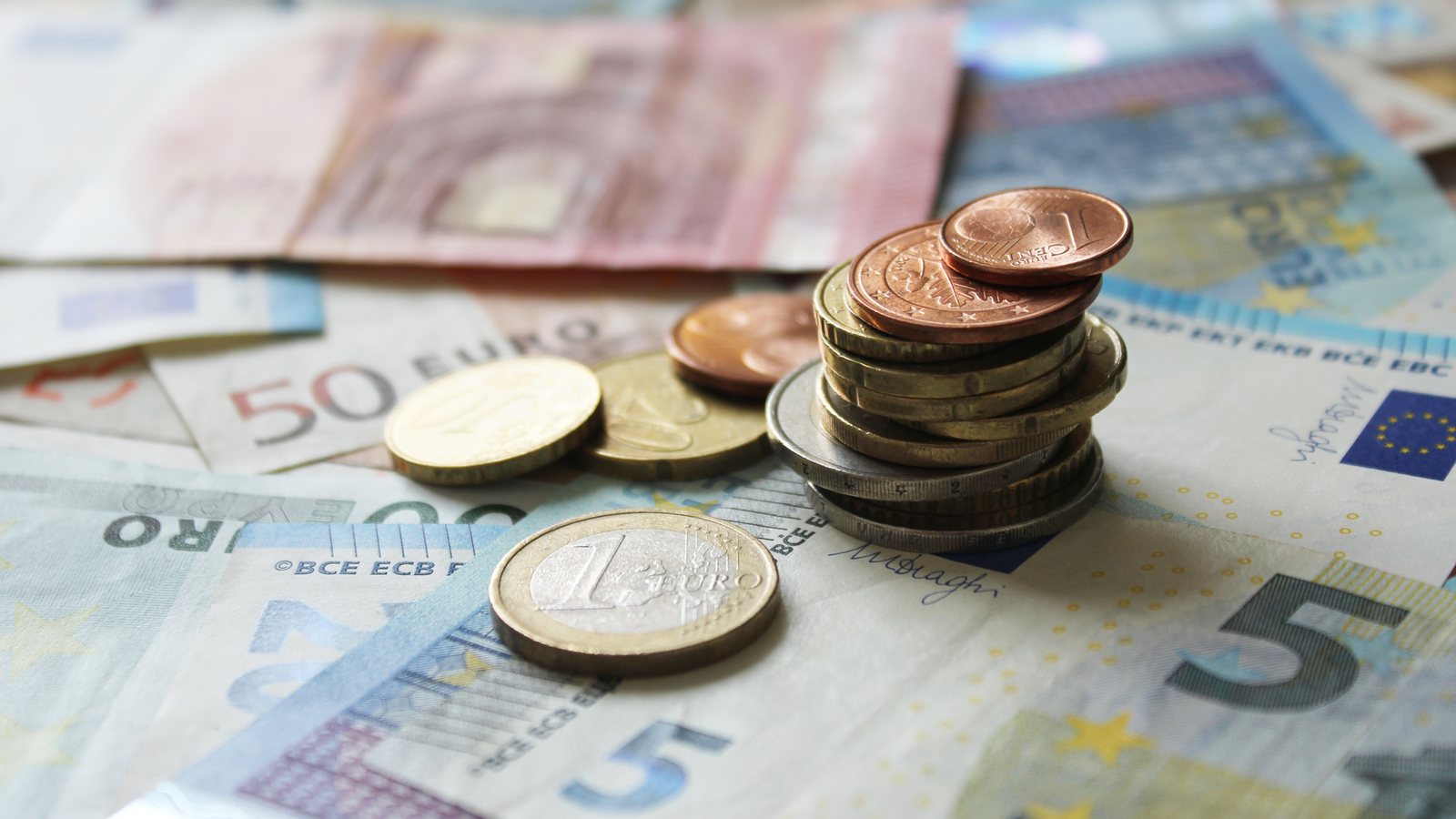 Impuestos por la venta de una vivienda: plusvalía, IRPF y retención del 3 % a no residentes