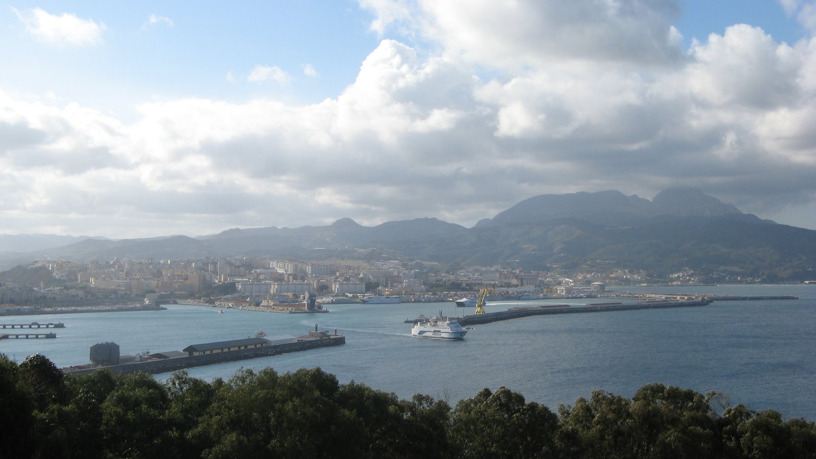 Ceuta añade una parcela del Centro Penitenciario a la acogida de migrantes (RD 761/2026)