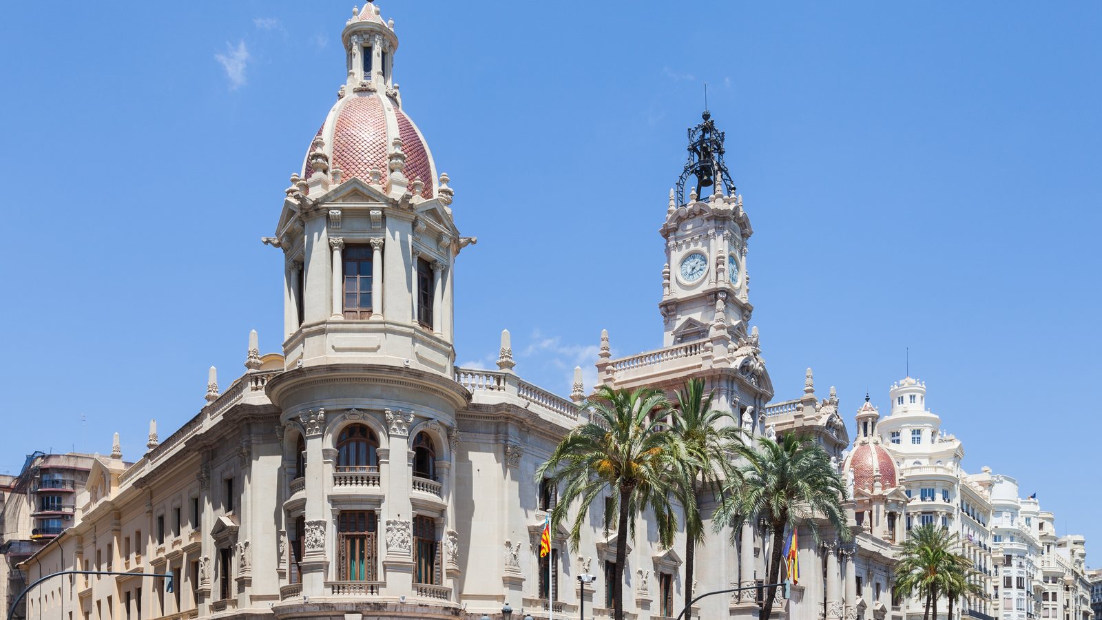 Impuestos por tener una vivienda en España: IBI, imputación de rentas y Modelo 210