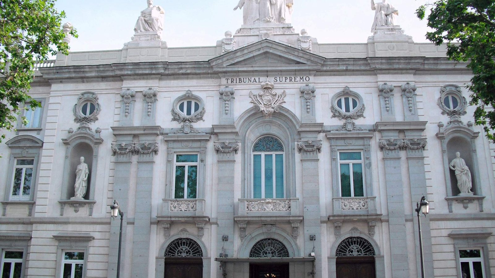 Sentencia del Tribunal Supremo: anulación de múltiples artículos RD 1155/2024 (ETT, reagrupación, antecedentes, hijos menores)